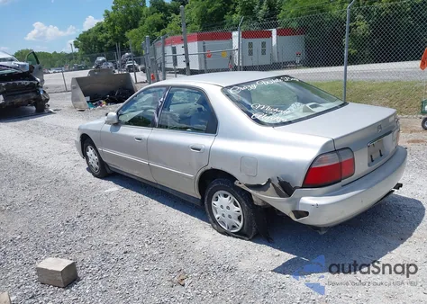 1996 Honda Accord Value z USA, uszkodzony, nr VIN 1HGCD5698TA232964